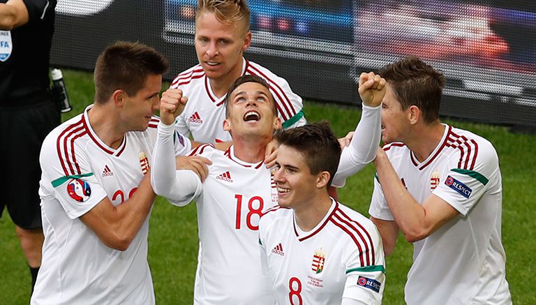 Zoltan Stieber festeja con sus compañeros el segundo gol