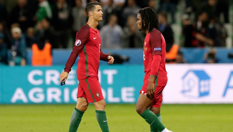 Cristiano Ronaldo y Renato Sanches durante el enfrentamiento entre Portugal e Islandia