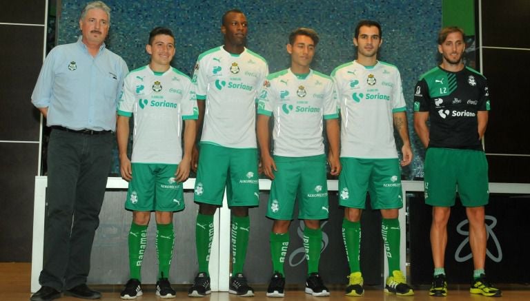 Los refuerzos de Santos Laguna junto al entrenador Luis Zubeldía y el directivo Alberto Canedo