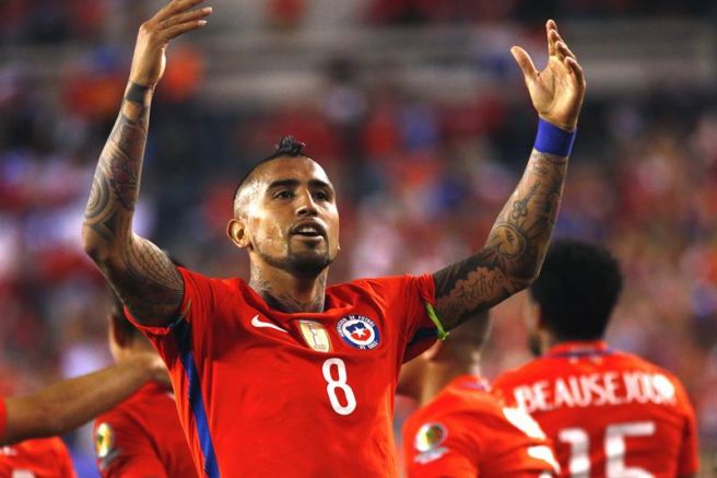 Vidal festeja frente a los aficionados de Chile