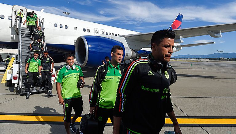 Los jugadores del Tri, arribando a San José