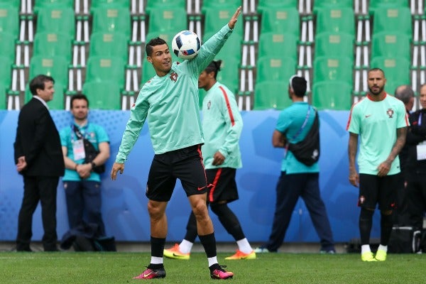 Cristiano Ronaldo entrenando con sus compañeros de Portugal