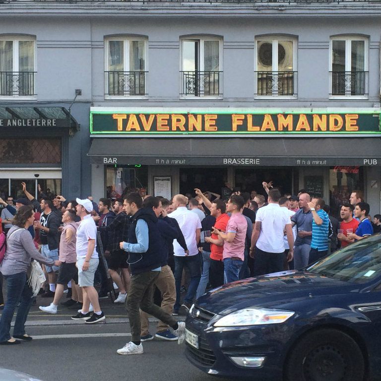 Aficionados, afuera de un bar en Lille 