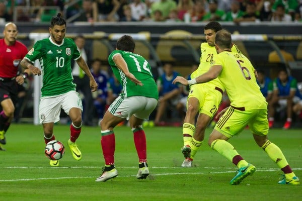 JM Corona conduce el balón antes de anotar el gol