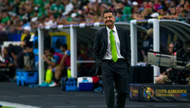 Juan Carlos Osorio sonríe en un partido de México