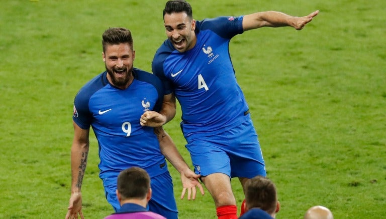 Giroud celebra con sus compañeros el primer gol de Francia en la Euro