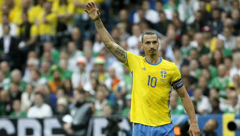 Zlatan pide el balón en juego de Suecia