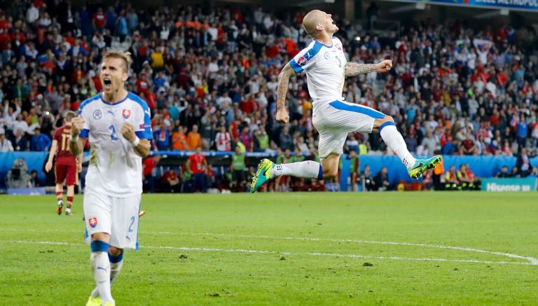 Martin Skrtel y Peter Pekarik, celebran un gol de Eslovaquia