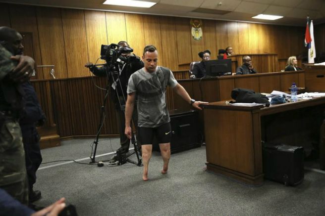 Pistorius caminana sin prótesis en la corte