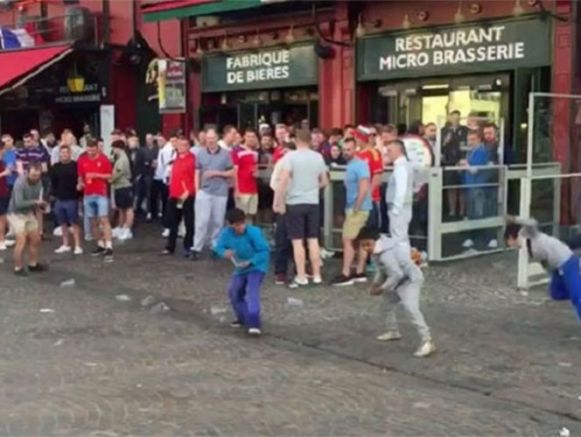 Niños gitanos son humillados por aficionados ingleses