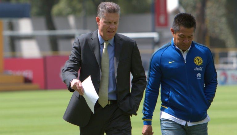 Ricardo Peláez camina junto a Nacho Ambriz