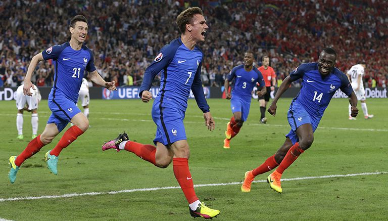 Antoine Griezmann grita de emoción tras anotar gol contra Albania