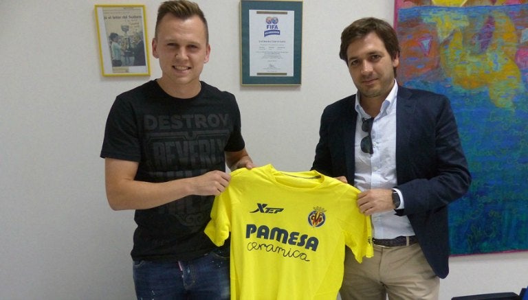 Denis Cheryshev sostiene la camiseta del Villarreal