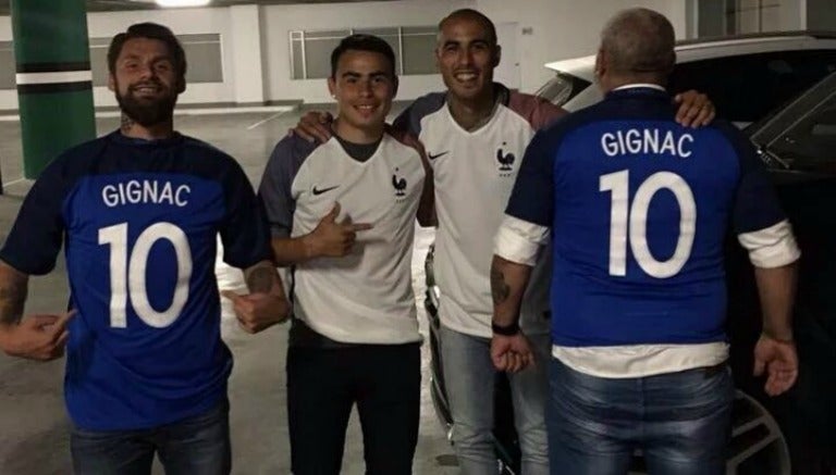 Futbolistas de la UANL posan con el jersey de su compañero