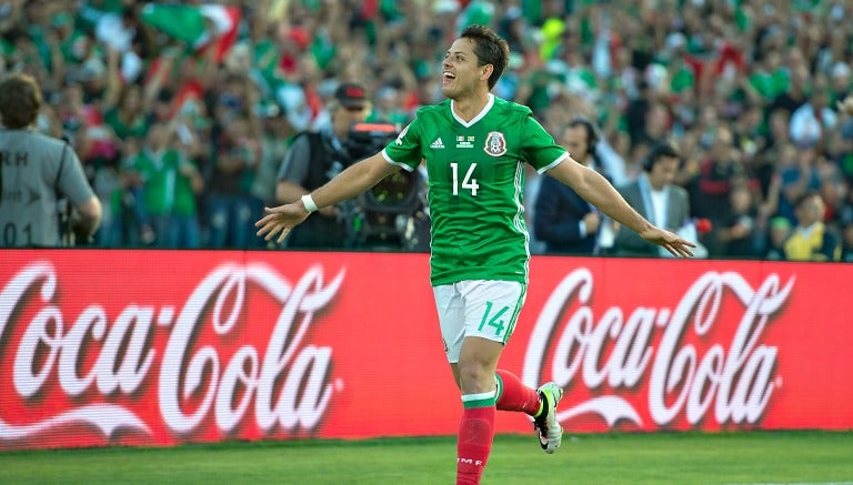 Chicharito festejando un gol en Copa América