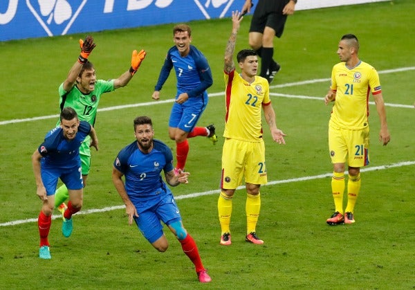 Mientras lo jugadores rumanos reclaman, los de Francia celebra el gol