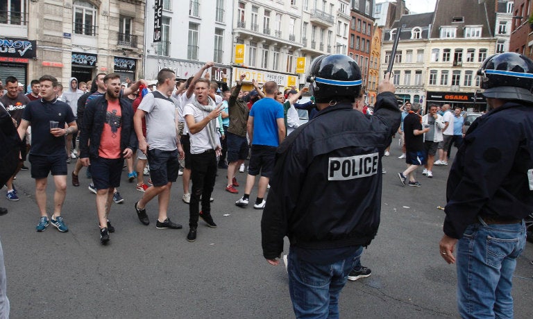 Policía encara a aficionados en la ciudad de Lille