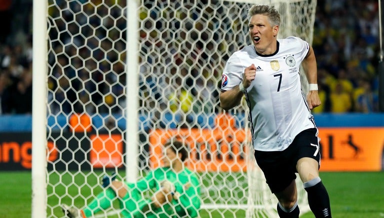 Bastian Schweinsteiger celebra su gol frente a Ucrania