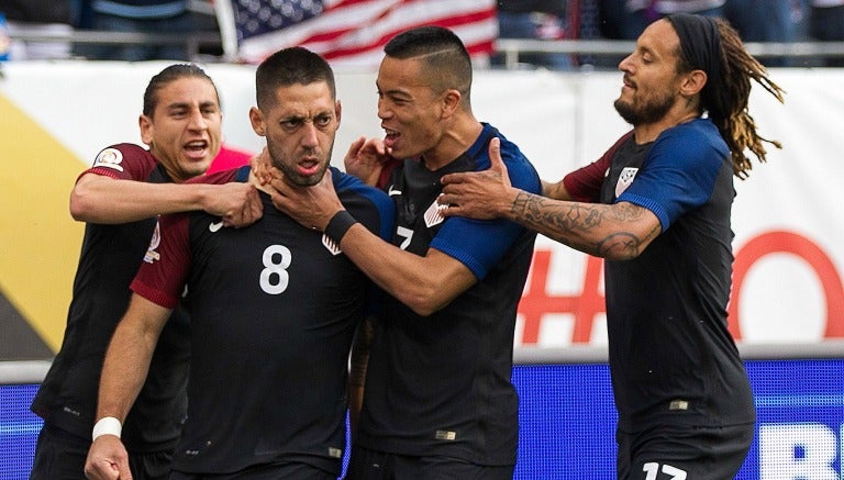 Clint Dempsey celebra un gol con sus compañeros en la Copa América