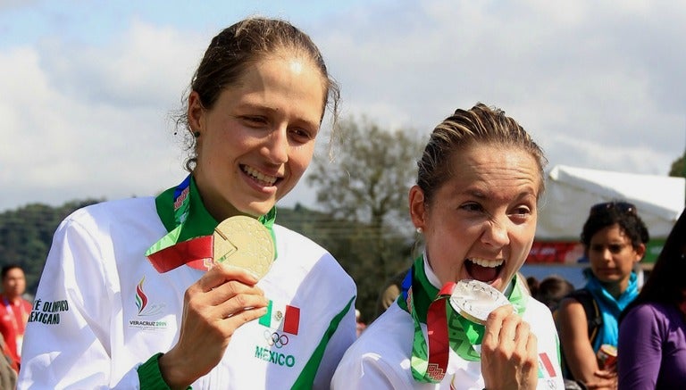 Daniela Campuzano y Lorenza Morfín muerden sus medallas de oro