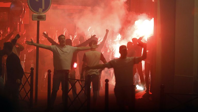 Hinchas ingleses causan desmanes en Lille