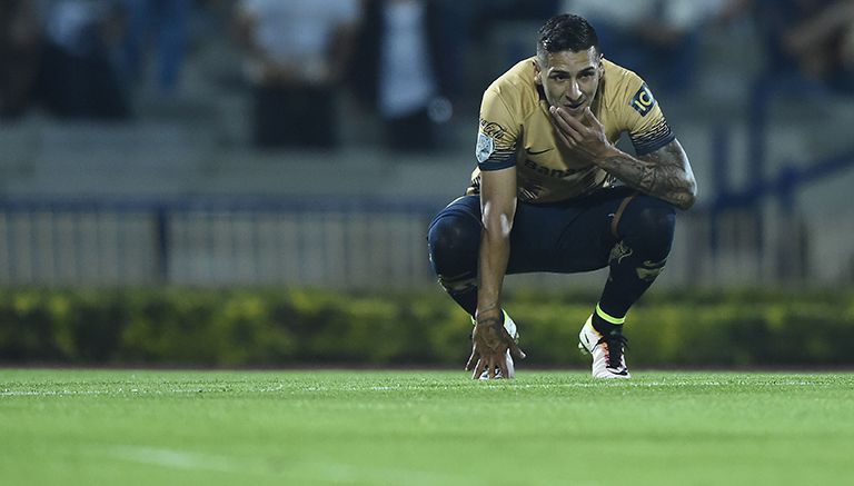 Ismael Sosa durante un juego con Pumas