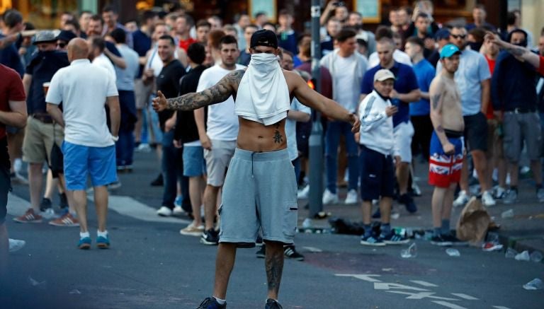 Un hombre enmascarado encara a la policía en Francia 