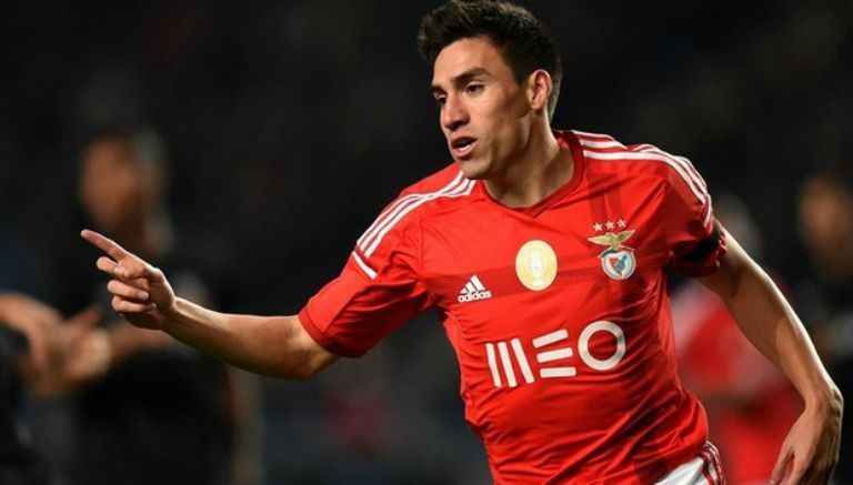 Nico Gaitán festeja un gol con el Benfica