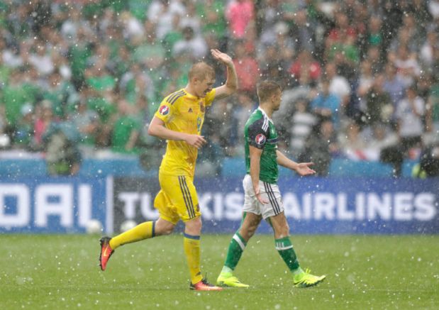 Jugadores corren tras granizada