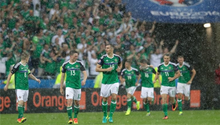 Los jugadores de Irlanda del Norte después de festejar un gol 