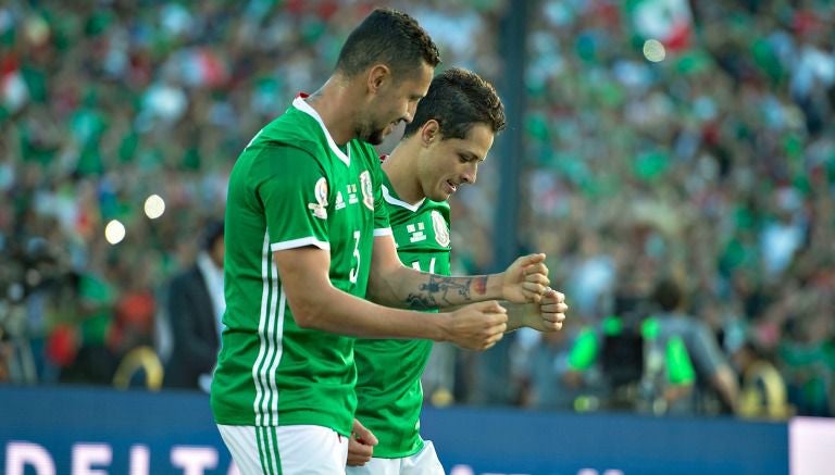 Yasser Corona y Javier Hernández en festejo de gol con el Tri