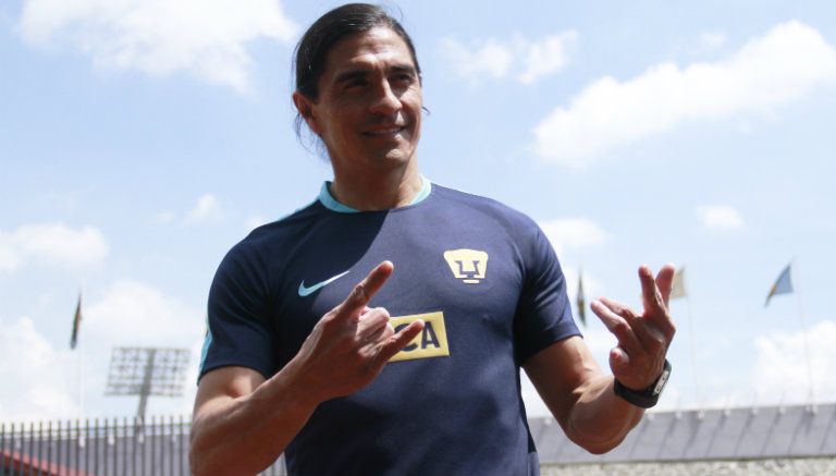 Palencia, sonriente en práctica de Pumas