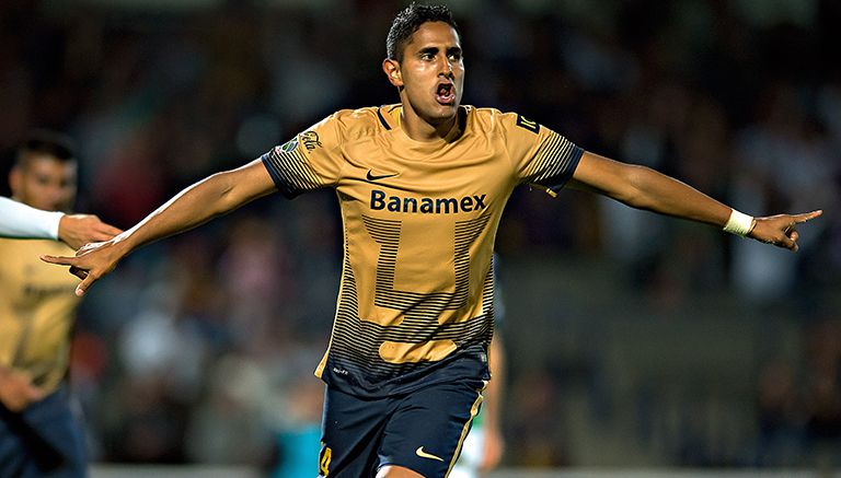 Izazola festeja un gol con Pumas en Copa MX