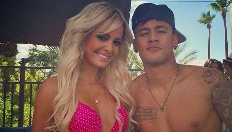 Neymar posó con varios asistentes a la 'pool party’ en Las Vegas