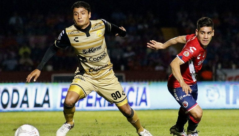 García roba el esférico a Villalva en partido entre Dorados y Veracruz