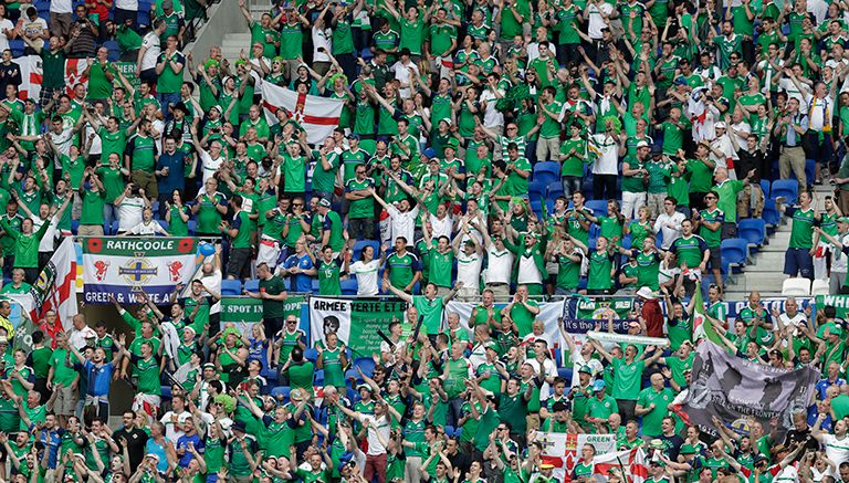 La afición de Irlanda del Norte celebra la victoria contra Ucrania