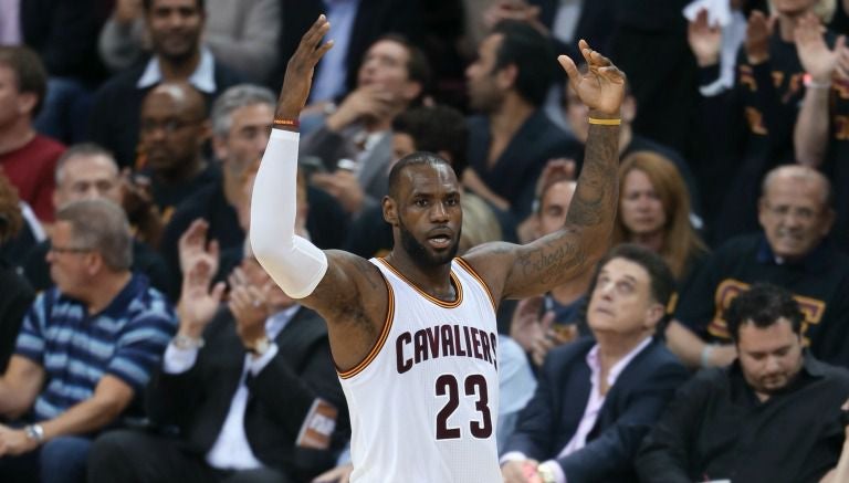 LeBron James festeja durante el partido contra Warriors