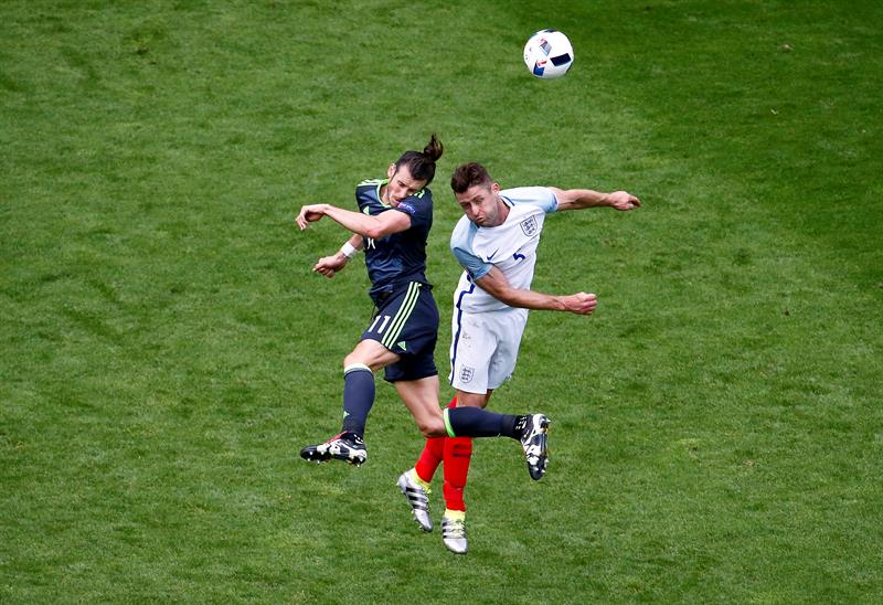 Bale y Cahill disputan balón aéreo