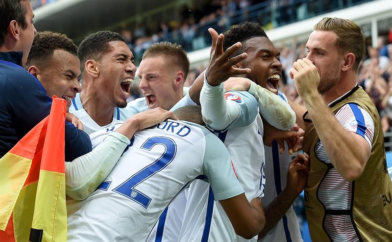 Jugadores ingleses celebran gol definitivo