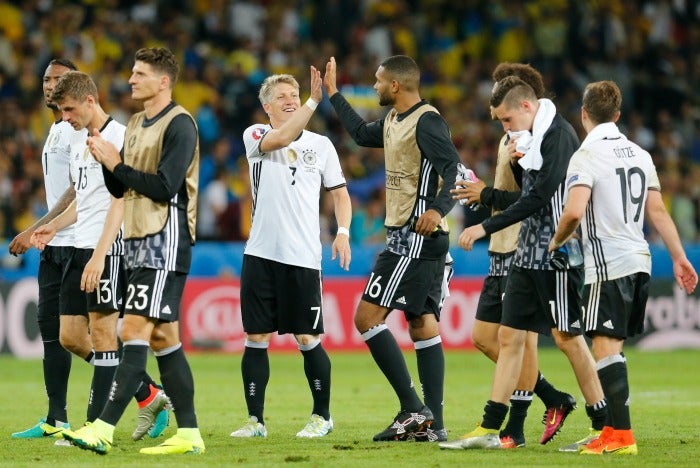 Los futbolistas de Alemania celebran al final del juego contra Ucrania