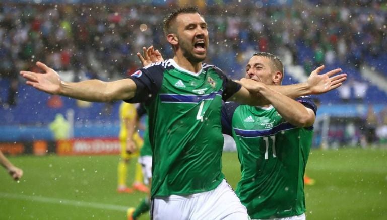 Michael McGovern, festeja el primer gol de su selección 