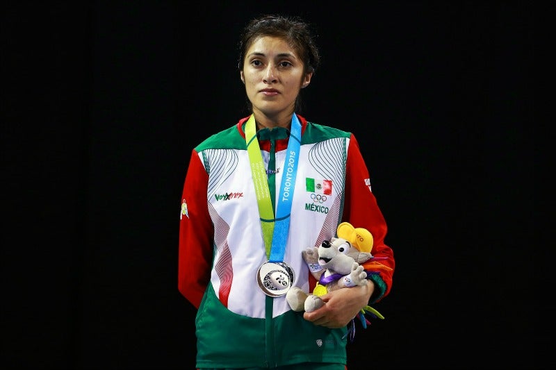 Itzel Manjarres en el podium tras ganar una competencia