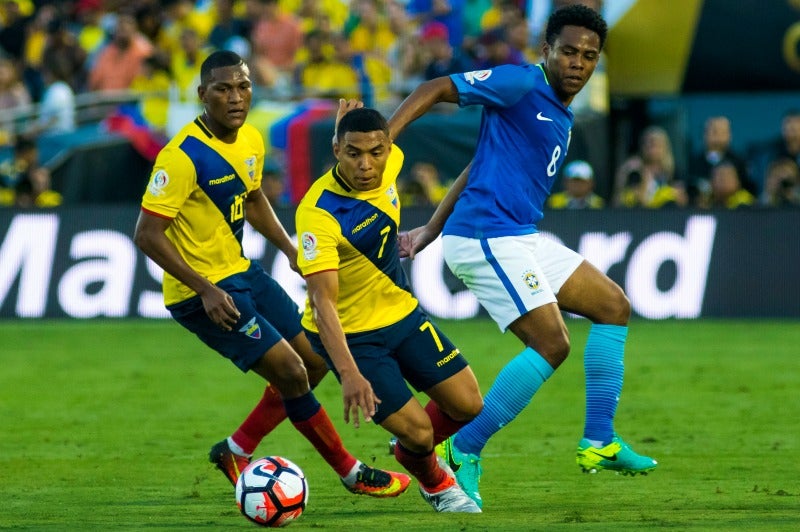 Jefferson Montero conduce un balón en duelo de Ecuador