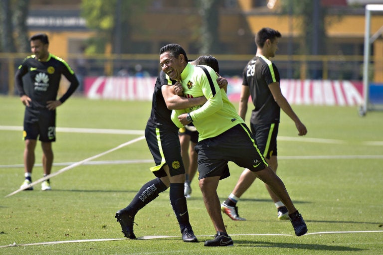 Ambriz comparte con jugadores en entrenamiento 