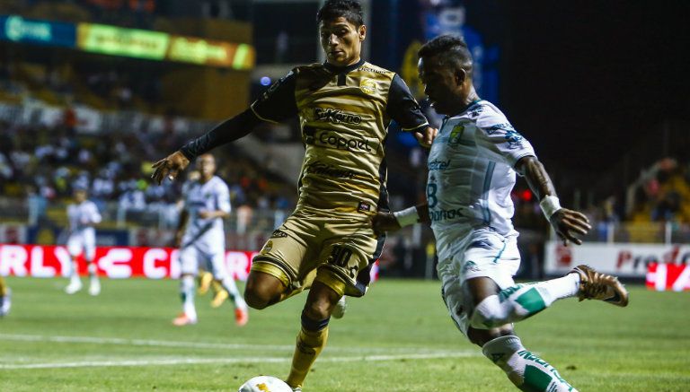 García compite por el esférico en encuentro de Dorados