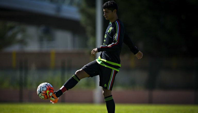 García domina el balón en entrenamiento de la Selección