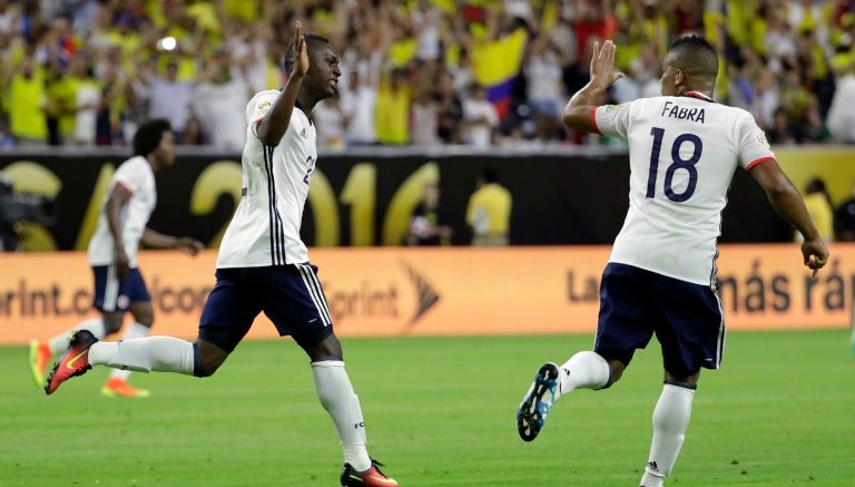 Marlos Moreno festeja un gol con Colombia