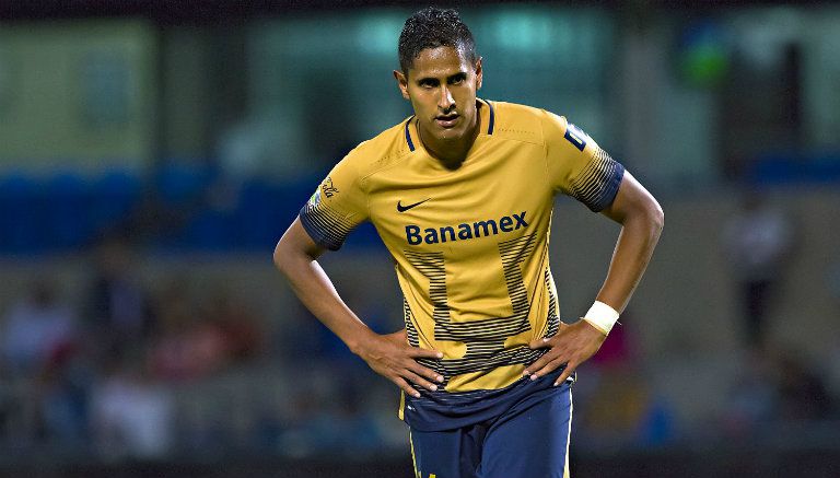 David Izazola durante un partido con Pumas