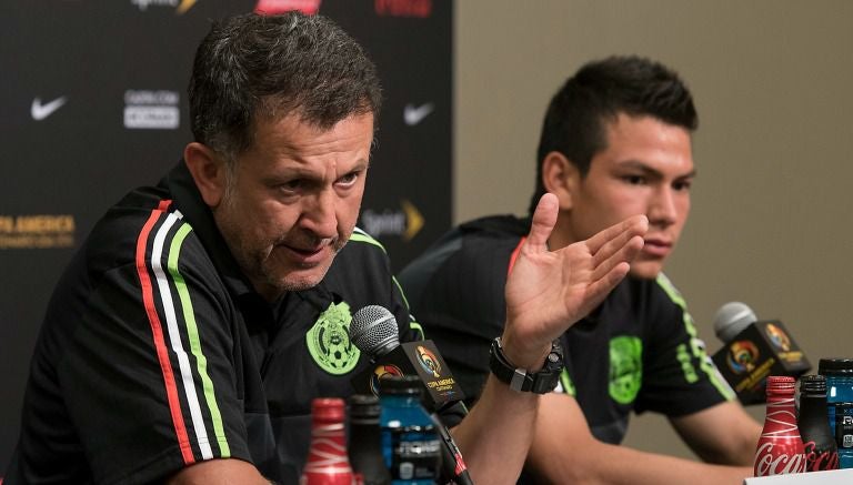 Juan Carlos Osorio en conferencia con Hirving Lozano