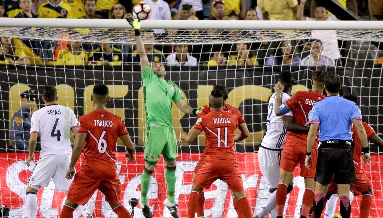 Ospina se lanza para evitar el gol de último minuto